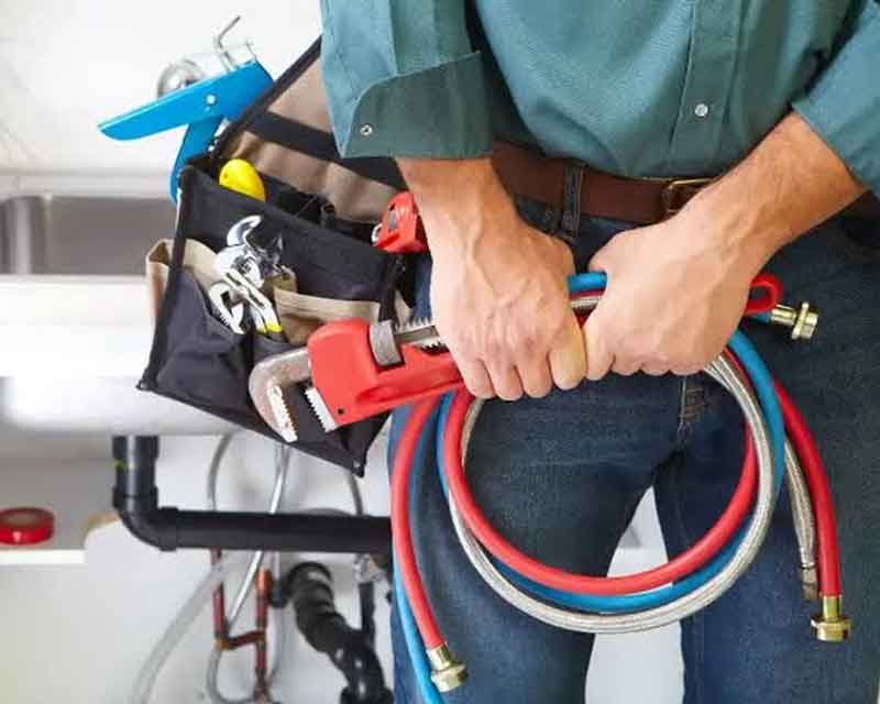 Plombier réalisant une installation sanitaire à Levallois-Perret (92)